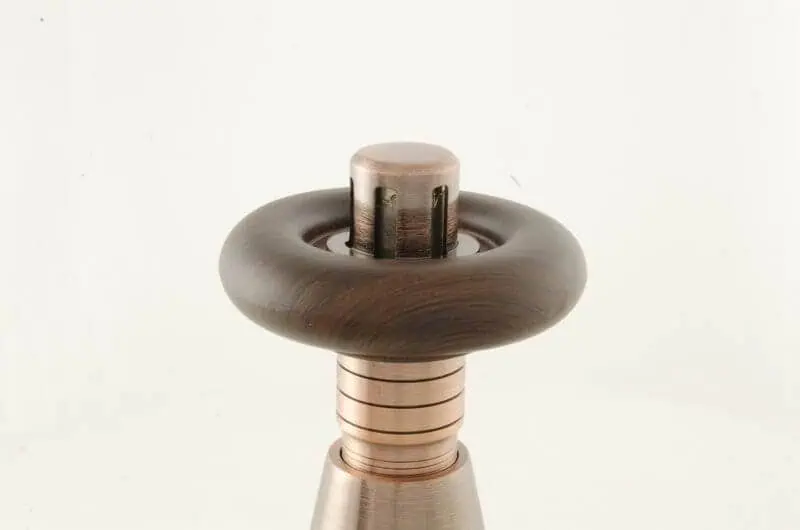 BEN-AC-CU01_800-1.jpg Elegant wine stopper with wooden and metal design, perfect for preserving wine freshness.