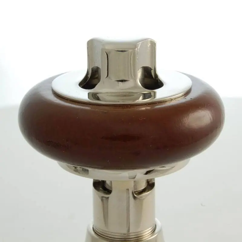 ETO-AG-N-CU02_800-1-1.jpg Shaving razor holder with wooden and metal design, ideal for barber shops or personal grooming stations.