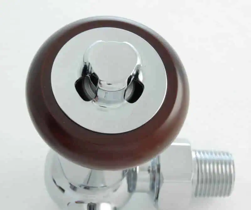 FAR-CR-C-CU01_800-1.jpg Headphones illustration with modern design and sleek chrome finish.