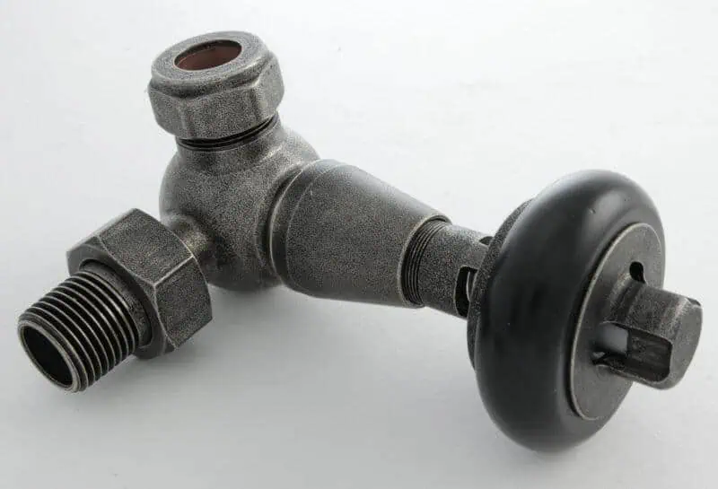 FAR-CR-PEW-CU00_800-1.jpg Metal valve with threaded connections for plumbing or industrial use, durable and reliable.