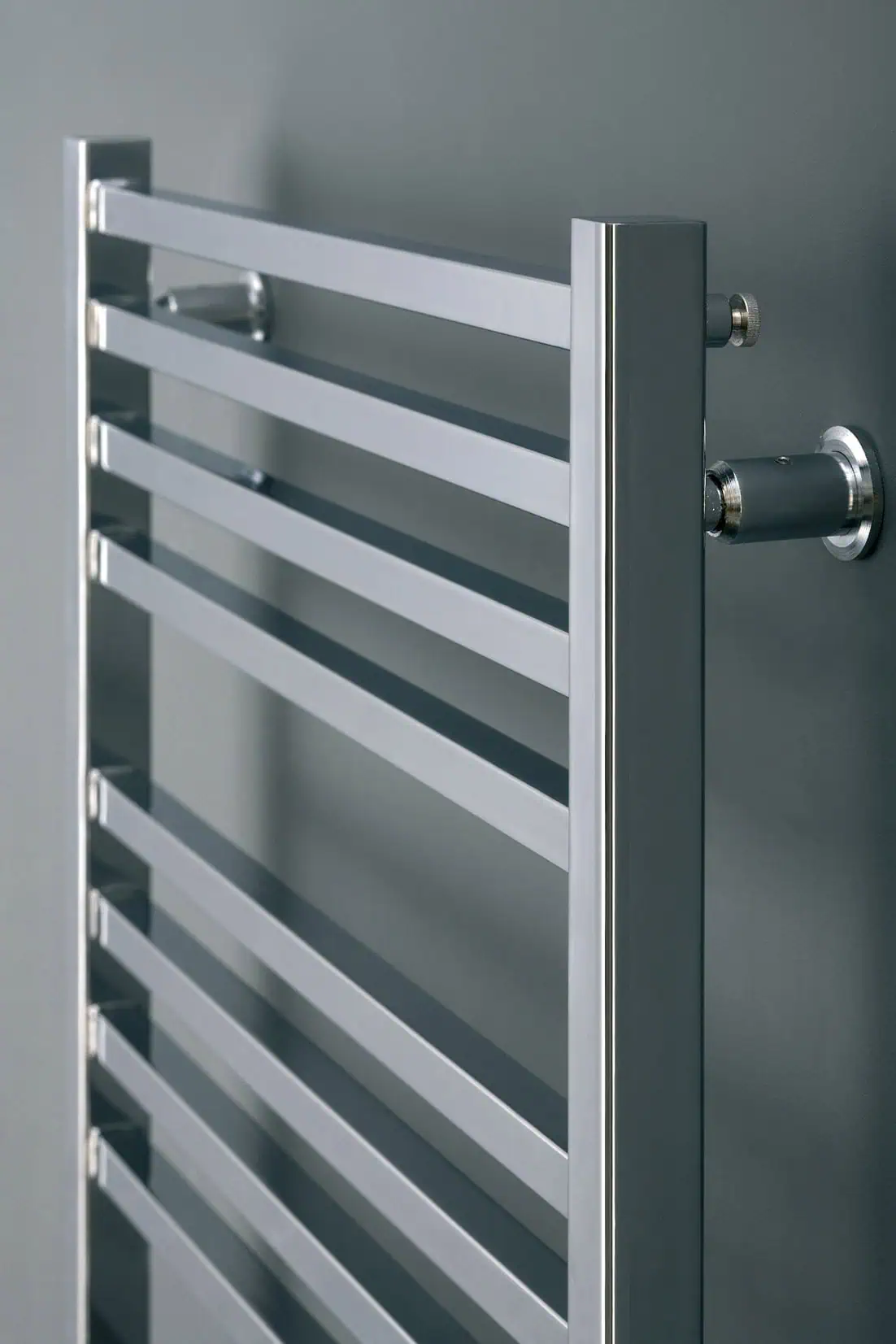 Verano-Detail-1 Highly durable metal towel warmer radiator for bathrooms and kitchens - modern heating solution.