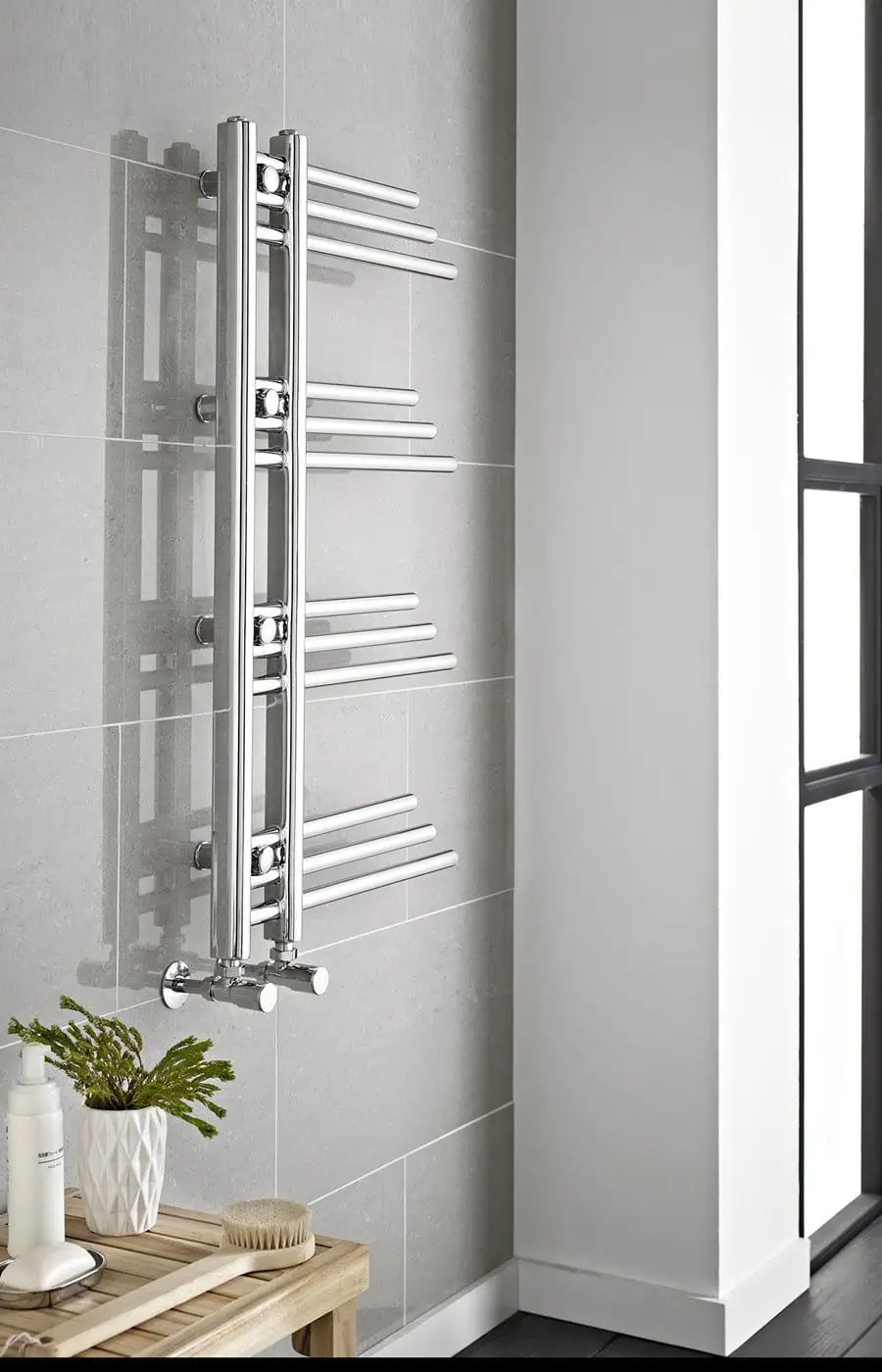 New-York-Lifestyle Sleek modern chrome towel radiator in a contemporary bathroom, ideal for heating and drying towels.